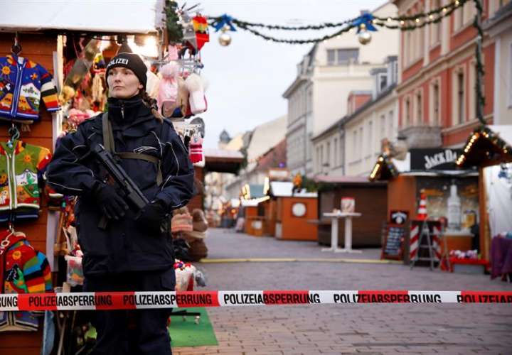 La Policía monta guardia en el mercado navideño de Postdam, ahora vacío tras ser evacuado tras detectar un explosivo ya desactivado, en Postdam (Alemania) hoy, 1 de diciembre de 2017. EFE