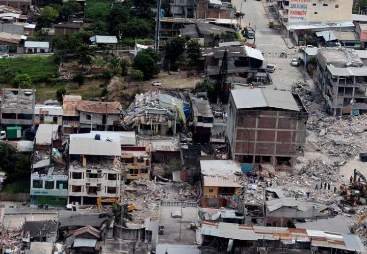Imagen de archivo de una vista aérea de varias estructuras afectadas por el terremoto de 7,8 grados en la escala de Richter registrado en abril de 2016 en la costa norte de Ecuador. EFEArchivo