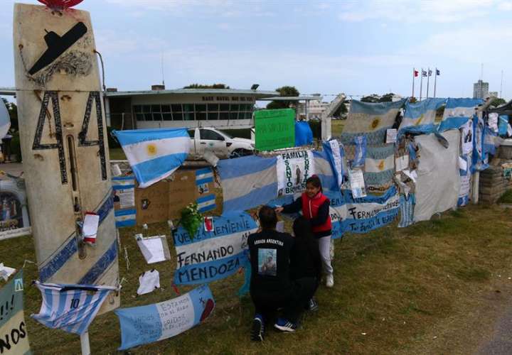 arias personas visitan el lugar de homenaje a los 44 tripulantes del submarino desaparecido en Argentina. EFE