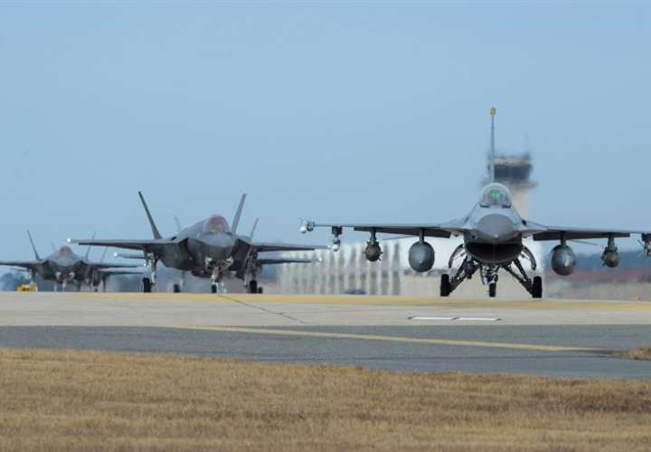 Fotografía cedida por la Séptima Fuerza Aérea de Estados Unidos que muestra varios cazas en la pista de aterrizaje de la Base de Gunsan durante las maniobras llamadas Vigilant ACE, en Corea del Sur. /  Foto: EFE