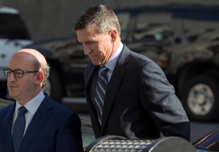 El exasesor de seguridad nacional del presidente de EE.UU., Donald Trump, Michael Flynn (d), a su llegada al Tribunal Federal en Washington (Estados Unidos) . EFE