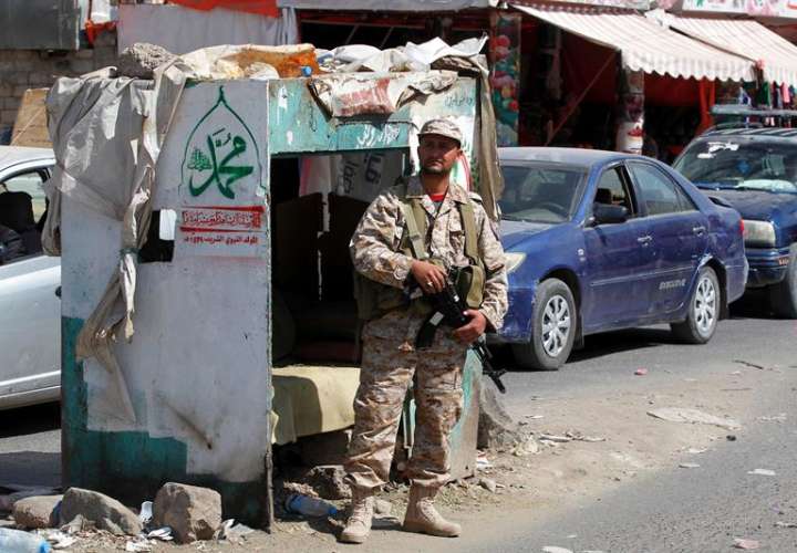 Un rebelde hutí hace guardia en un retén en medio de las tensiones entre rebeldes hutíes y fuerzas leales al ex presidente yemení Ali Abdalá Saleh, en Saná (Yemen). EFE