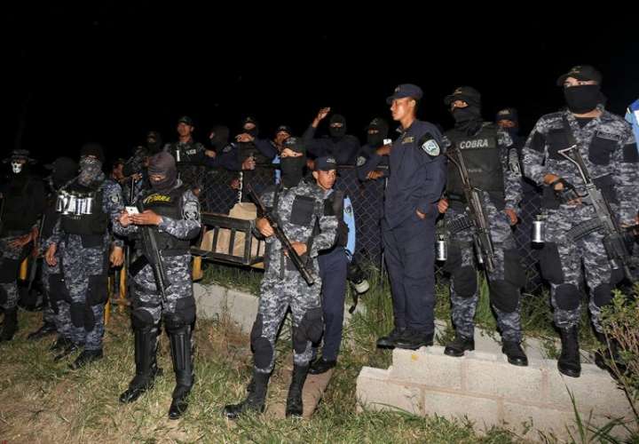 Un grupo de agentes de la fuerza especial Cobras de la Policía de Honduras fue registrado este lunes al declararse en huelga de brazos caídos, supuestamente por la crisis política en el país, en Tegucigalpa (Honduras). EFE
