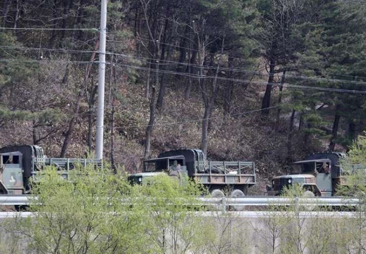 Camiones surcoreanos permanecen aparcados en una carretera cercana a Gangneung durante la búsqueda de drones norcoreanos. EFEArchivo