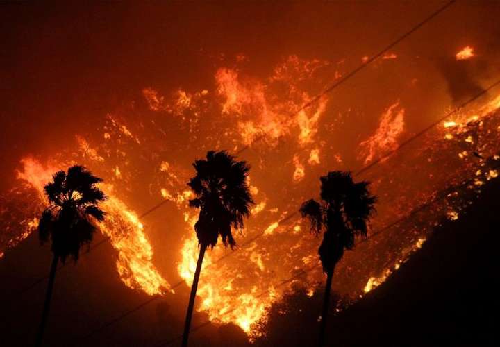 Vista de un voraz incendio en el condado de Ventura, California, Estados Unidos. / EFE