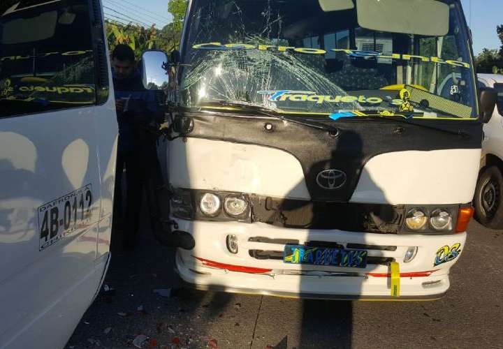 Más de 10 heridos deja colisión entre buses 