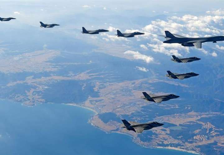 Aviones de las Fuerzas Aéreas de EEUU y Corea del Sur durante las maniobras aéreas a gran escala &quot;Vigilant ACE&quot;, en Corea del Sur, hoy 6 de diciembre de 2017. EFE/ Ministerio De Defensa Surcoreano