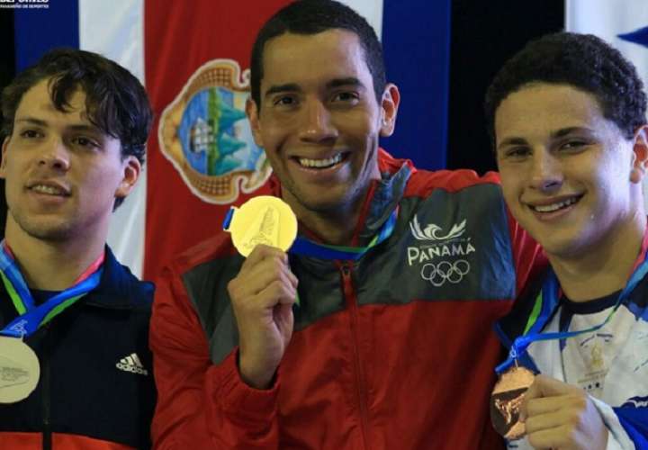 Edgar Crespo (centro) celebra en el podio su medalla de oro. Foto: Pandeportes