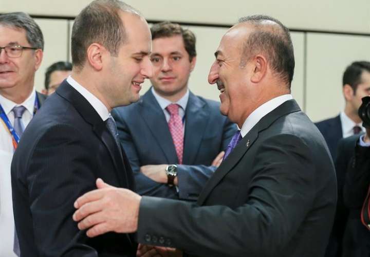 El ministro de Exteriores de Georgia, Mikheil Janelidze (i), saluda a su homólogo turco, Mevlut Cavusoglu, durante una sesión sobre la cooperación entre la OTAN y Georgia durante la reunión de ministros de Exteriores de la OTAN. EFE