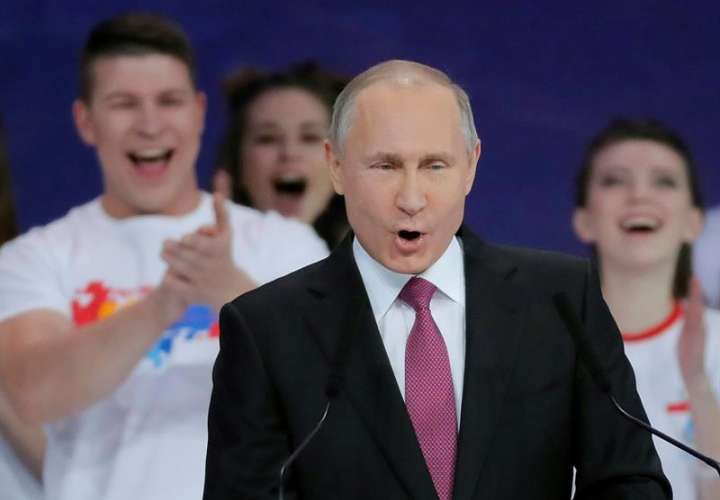El presidente ruso, Vladímir Putin, da un discurso durante su participación en un foro de voluntarios, en Moscú (Rusia) hoy. EFE