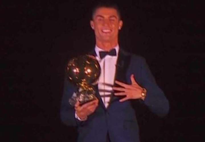Cristiano Ronaldo sostiene el trofeo del Balón de Oro durante la ceremonia.
