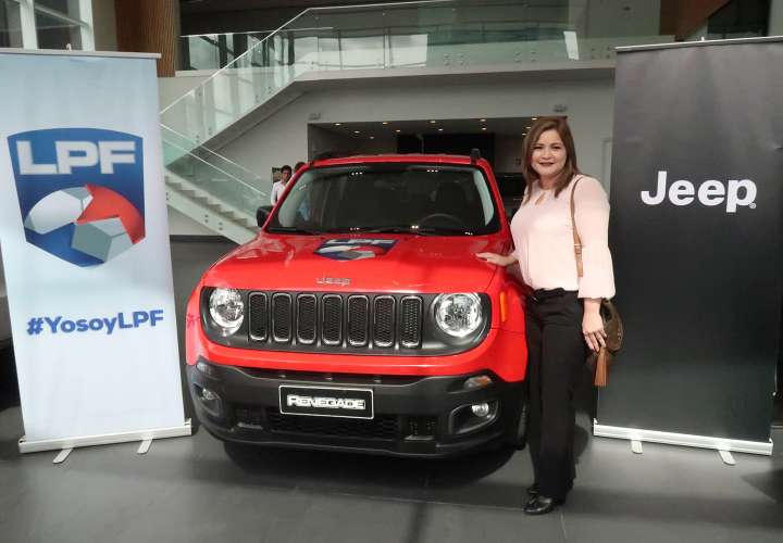 Johana Romero, feliz ganadora del Jeep Renegade.