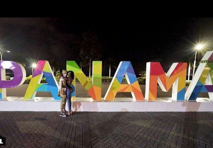La pareja aparece en uno de los miradores de Panamá 