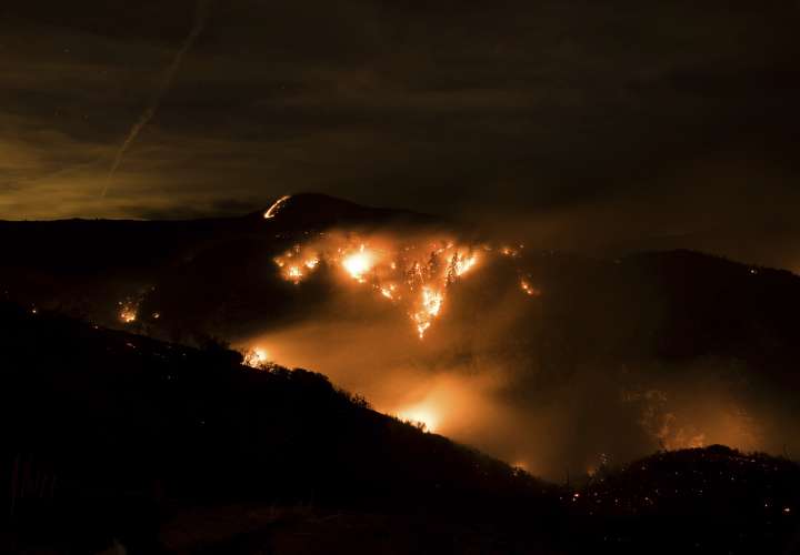 Incendios en EEUU dejan un muerto, 500 casas destruidas y evacuados