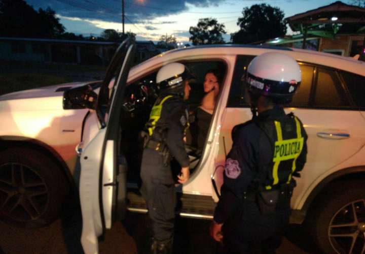 Mujer en estado de ebriedad arrolla a policía de Tránsito