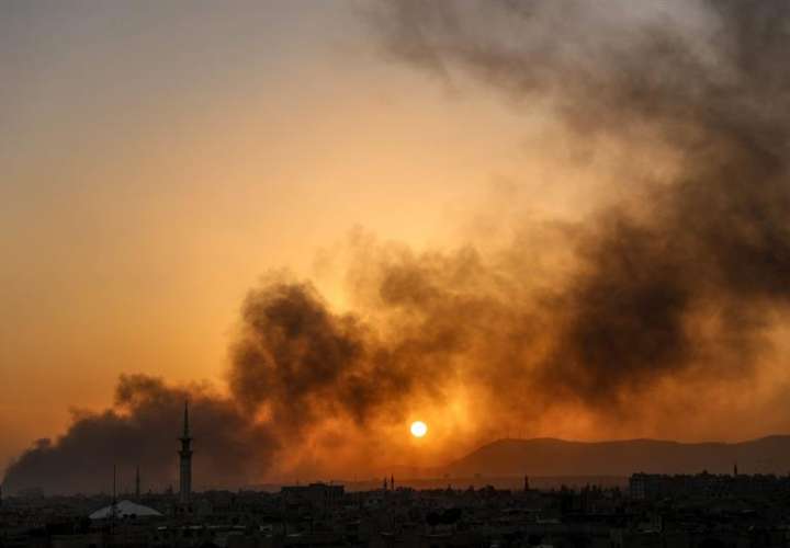 Vista del humo después del lanzamiento de una bomba aérea por parte del régimen de Al Assad, en Harsta, en Douma (Siria). EFEArchivo