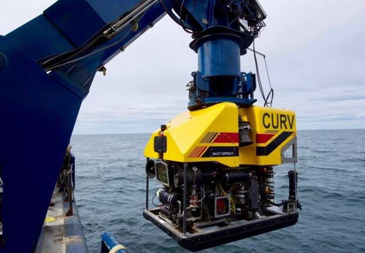 El RV Atlantis, un buque de búsqueda de la Marina de EE.UU., despliega el vehículo submarino Undersea Recovery Vehicle (CURV-21) cerca de la costa de Comodoro (Argentina). EFE