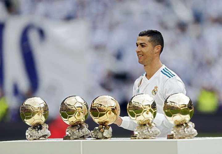 Cristiano Ronaldo posa para los medios con sus cinco trofeos de Balón de Oro. Foto: AP