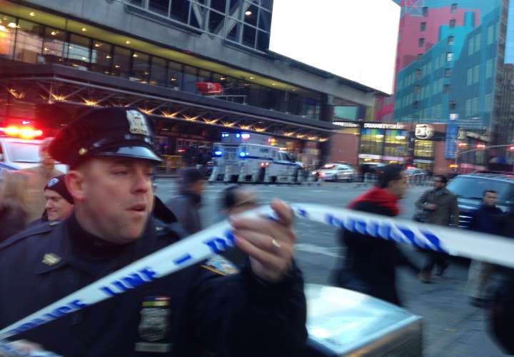 La policía responde a un informe de una explosión cerca de Times Square el lunes de diciembre 11, 2017, en Nueva York.   /  Foto: AP 