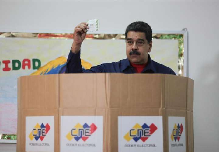 Fotografía cedida por prensa de Miraflores donde se observa al presidente de Venezuela, Nicolás Maduro, quien participa en las elecciones municipales  en Caracas (Venezuela). EFE