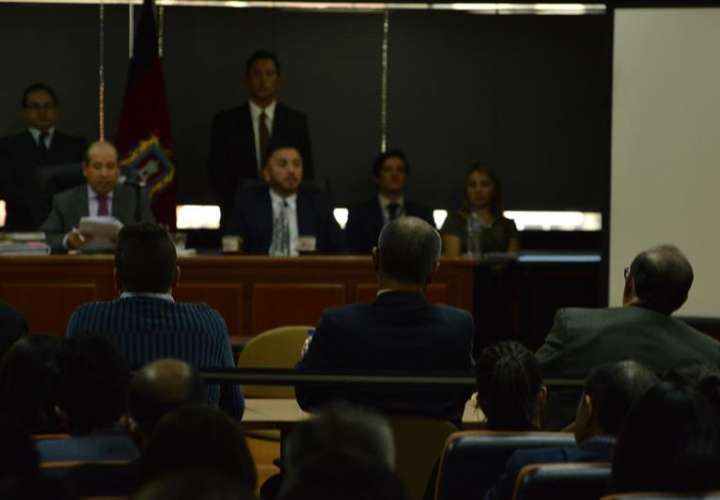 El vicepresidente sin funciones, Jorge Glas (c - espalda), asiste a la audiencia, en la Corte Nacional de Justicia de Ecuador, en Quito (Ecuador). EFE