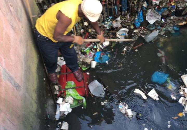 Sacan basura a montón de estaciones de bombeo en Colón