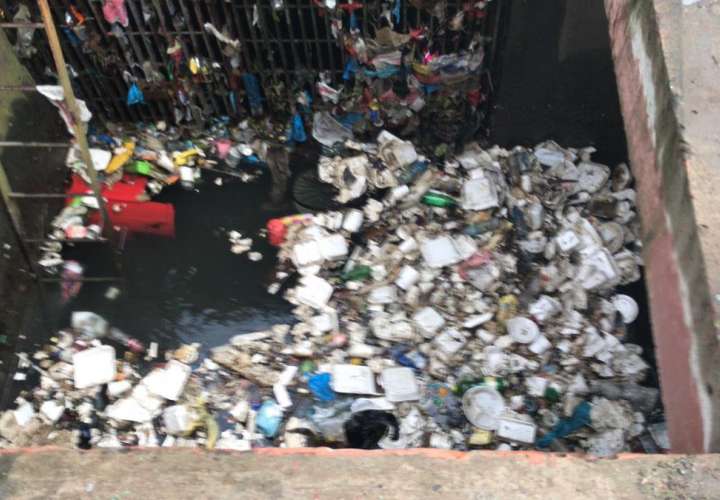 Sacan basura a montón de estaciones de bombeo en Colón