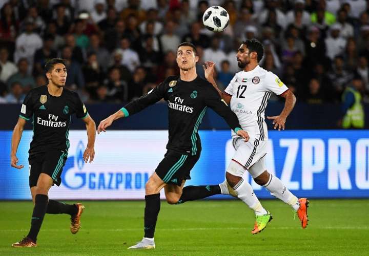     Salim Rashid (d) de Al Jazira disputa un balón con Cristiano Ronaldo (c) de Real Madrid. Foto: EFE