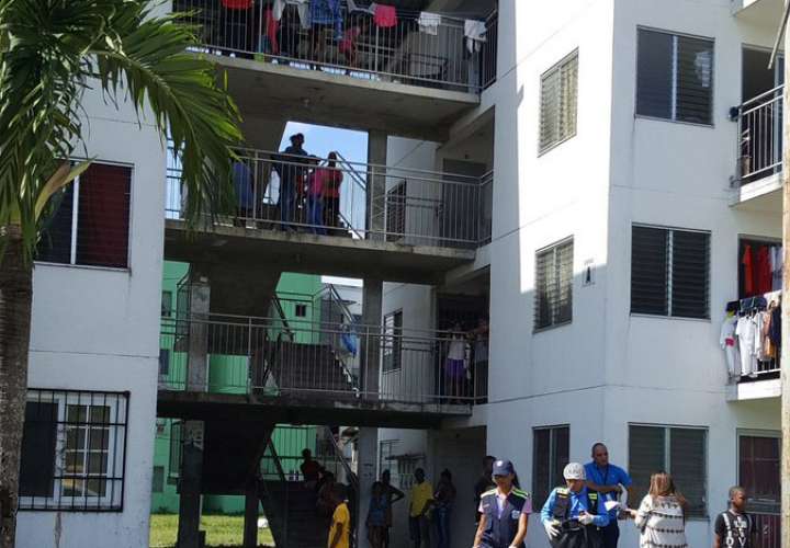 Bebé muere al caer de 4 piso de edificio en Curundú