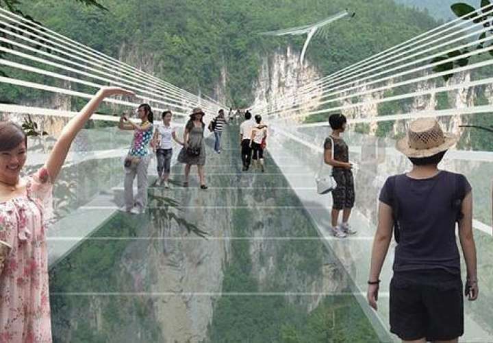 En el parque nacional de Zhangjiajie (provincia de Hunan), esta ubicado el puente con el suelo de cristal más largo y alto del mundo. 
