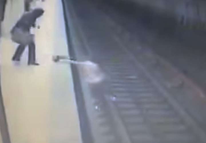 Una joven es arrojada a las vías del metro y muere aplastada.