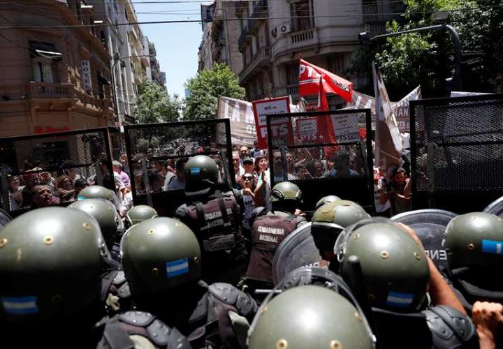 Fuerzas de gendarmería y de la Policía Federal Argentina custodian los alrededores del Congreso argentino para contener un grupo de manifestantes.  /  EFE