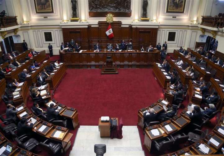 Vista general de una sesión plenaria del Congreso hoy, viernes 15 de diciembre de 2017, en Lima (Perú). EFE