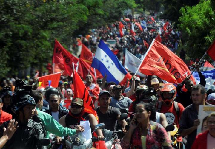 Simpatizantes del candidato presidencial Salvador Nasralla, de la Alianza de Oposoción contra la Dictadura, marchan por las calles de Tegucigalpa (Honduras). EFE