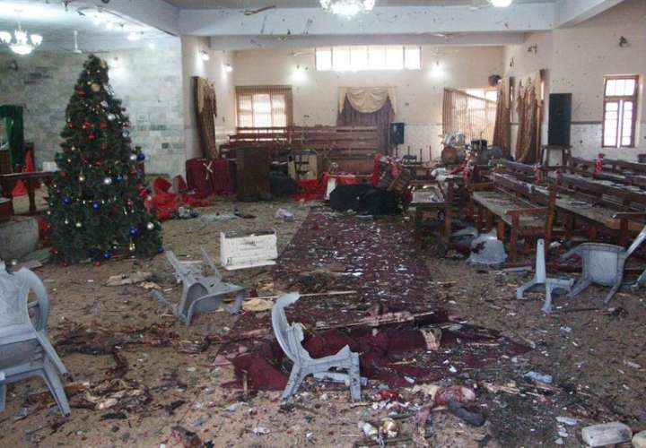 Vista de la destrucción causada después de un ataque suicida con bomba en una iglesia cristiana, en Quetta, Pakistán. / EFE