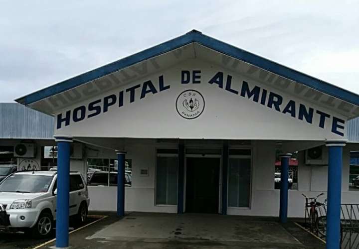 Agonizante, el joven fue trasladado al hospital de Almirante, pero falleció poco después de ingresar. / Foto: Mayra Madrid