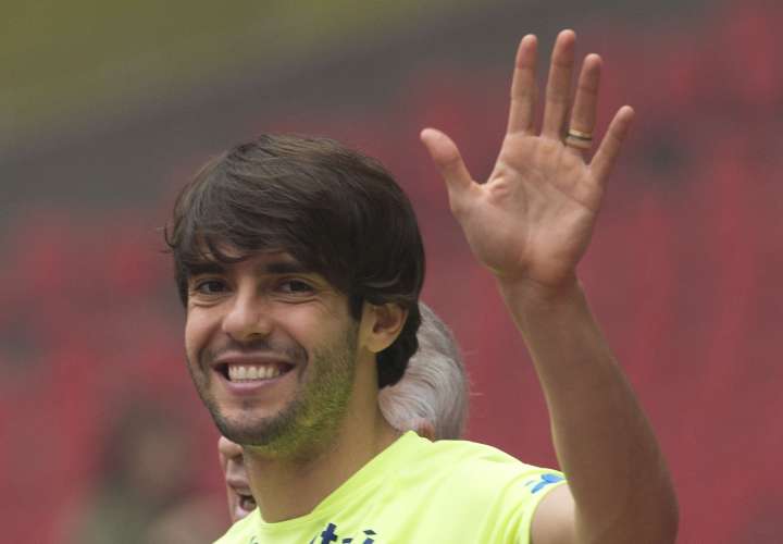 Kaká solo ha revelado, que por ahora, seguirá relacionado con el fútbol. Foto: AP