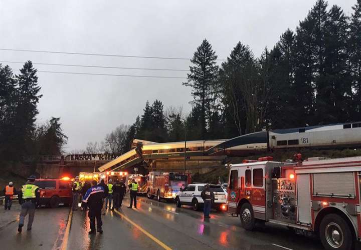 El tren Amtrack 501 tras descarrilar y caer sobre la autopista interestatal 5 cerca de Olympia, en el estado de Washington, Estados Unidos. /  Foto: EFE