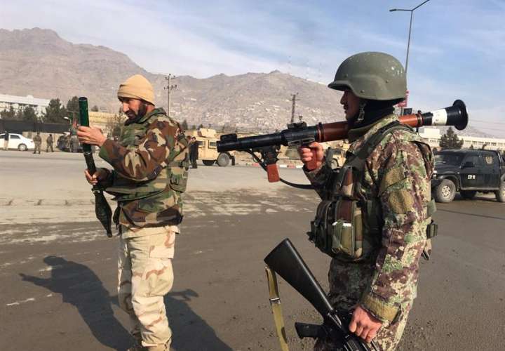 Agentes de seguridad vigilan el lugar donde se ha produciado un ataque contra un centro de entrenamiento de la principal agencia de inteligencia afgana en Kabul (Afganistán) hoy, 18 de diciembre de 2017. EFE