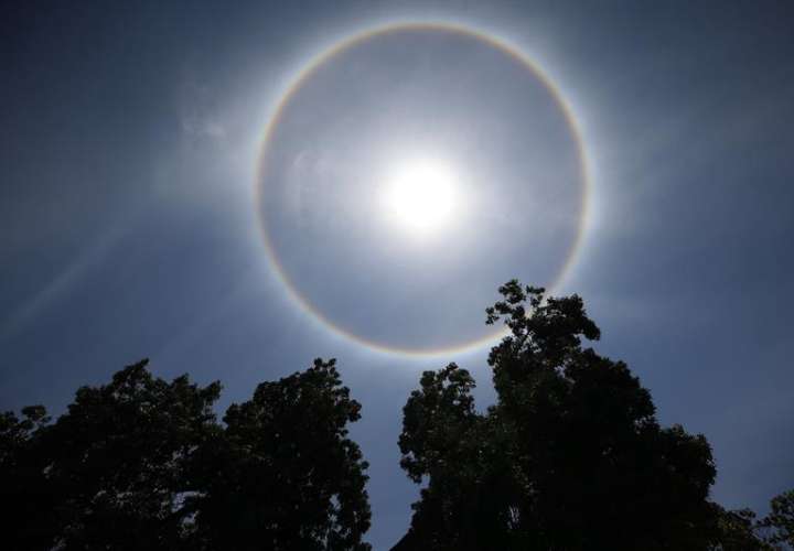 Vista de un gran arcoíris circular, sorprendió a miles de chilenos un fenómeno que, según los especialistas, lo ocasionan partículas de hielo en las nubes, en Santiago (Chile). EFE