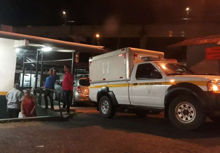 Personal de Criminalística se presentó al centro de Salud de San Isidro para realizar el levantamiento del cadáver. Foto: Edwards Santos