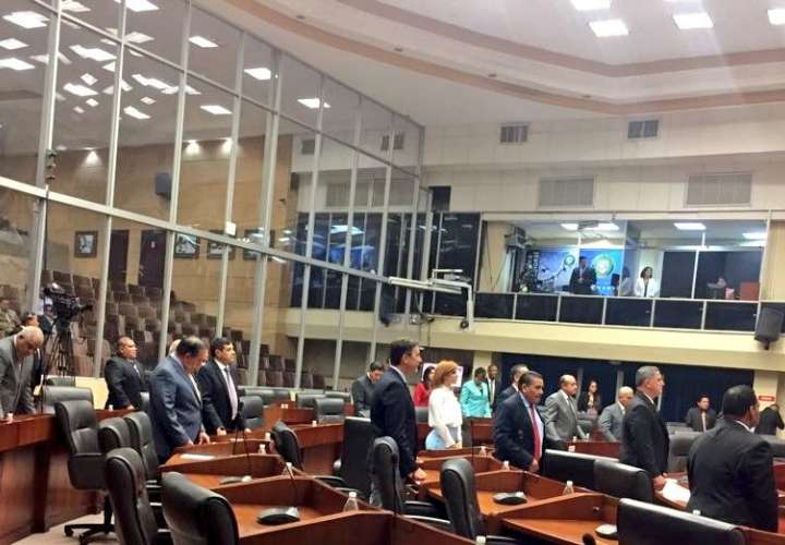 Con el canto del Himno Nacional inició la instalación de la Tercera Legislatura Extraordinaria Constitucional 2014-2019.  Foto: @asambleapa 