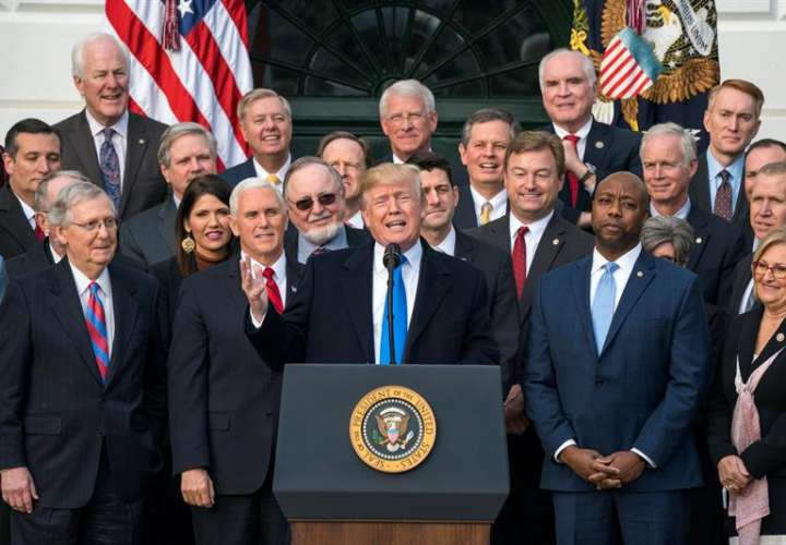 El presidente de los Estados Unidos, Donald Trump (c), acompañado de los miembros republicanos del Senado y la Cámara, ofrece una rueda de prensa sobre la aprobación de la reforma fiscal, en el ala sur de la Casa Blanca, en Washington (DC, EE.UU.). EFE