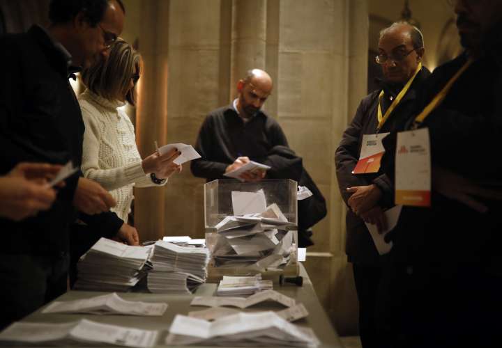 Los miembros de mesa cuentan votos para las elecciones regionales de Cataluña en Barcelona, España. / AP
