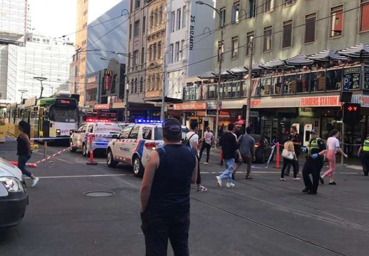 La policía y los servicios de emergencia llegan al lugar en el que un hombre arrolló a al menos una docena de personas, entre ellos a un niño, cuando caminaban por una vía peatonal en la ciudad australiana de Melbourne, hoy, 21 de diciembre. EFE