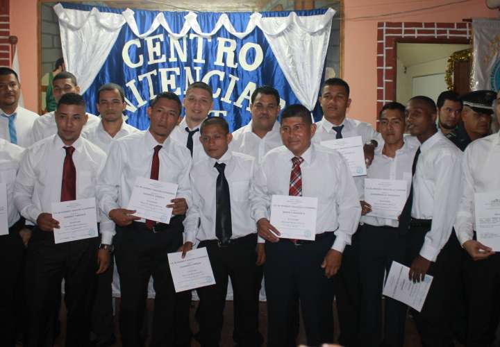 Se gradúan 46 privados de libertad en La Chorrera, Penonomé y Tinajitas