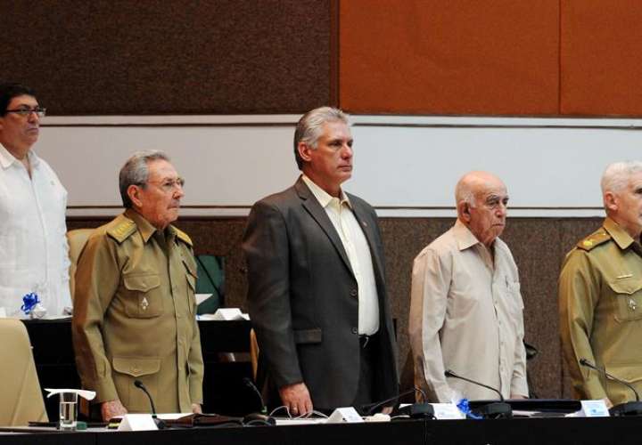 El presidente cubano, Raúl Castro (2-i), el primer vicepresidente Miguel Díaz-Canel (c); el segundo secretario del Partido Comunista, José Ramón Machado (2-d), el comandante de la Revolución Ramiro Valdés (d), y el ministro de Relaciones Exteriores. EFE