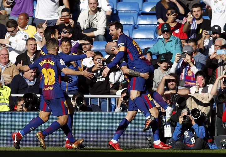 El argentino Lionel Messi celebra el triunfo con sus compañeros. Foto: AP