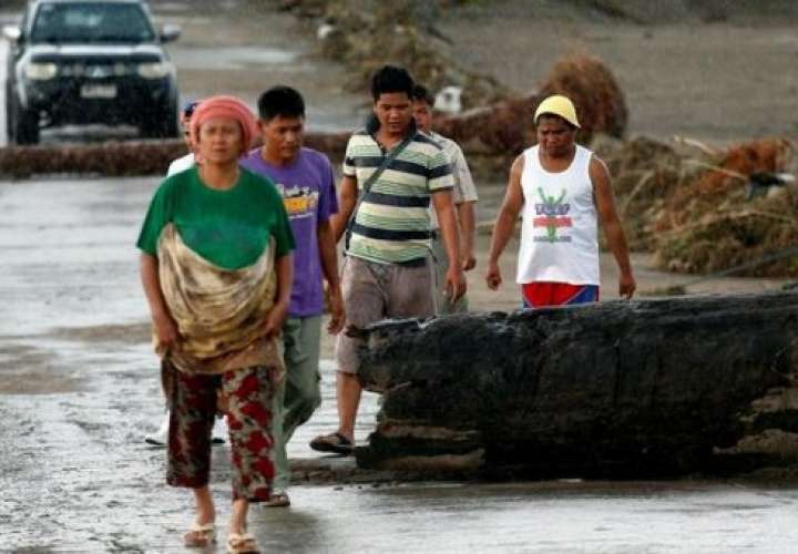 Tormenta Tembin deja Filipinas tras causar unos 200 muertos en el sur