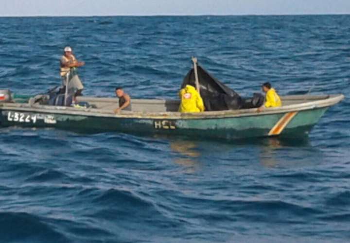 Rescatan a 4 personas a bordo de una embarcación en Isla Colón